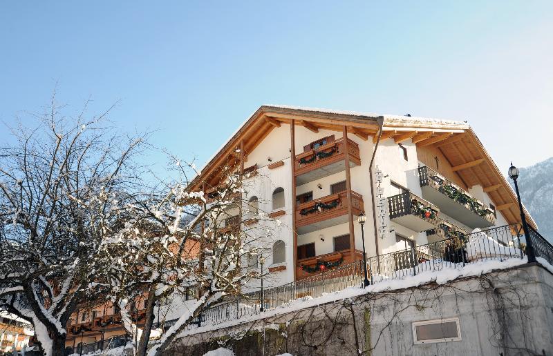 Family Hotel La Perla Fiera Di Primiero Exterior foto